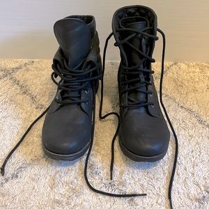 Black Womens Size 7 lace up Boots